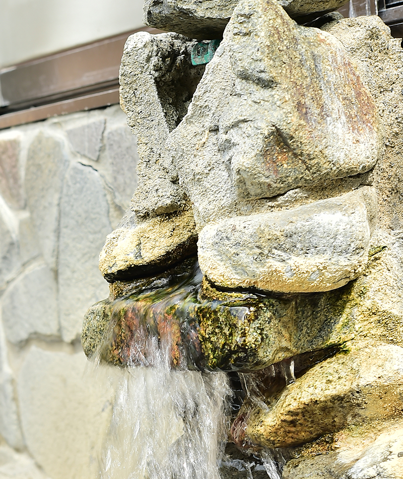 かけ流しの天然温泉「ほたる温泉」